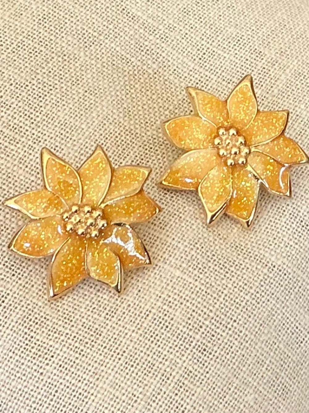 Vintage 80s Avon White Christmas Poinsettia Glitter Enamel Stud Earrings Golden